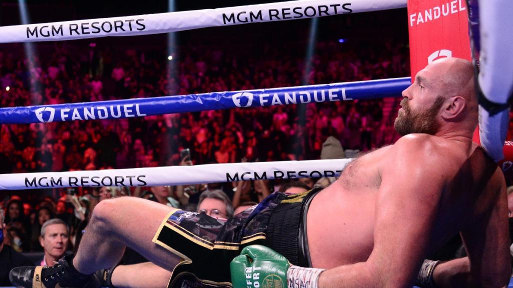 Tyson Fury, tumbado en el cuadrilátero