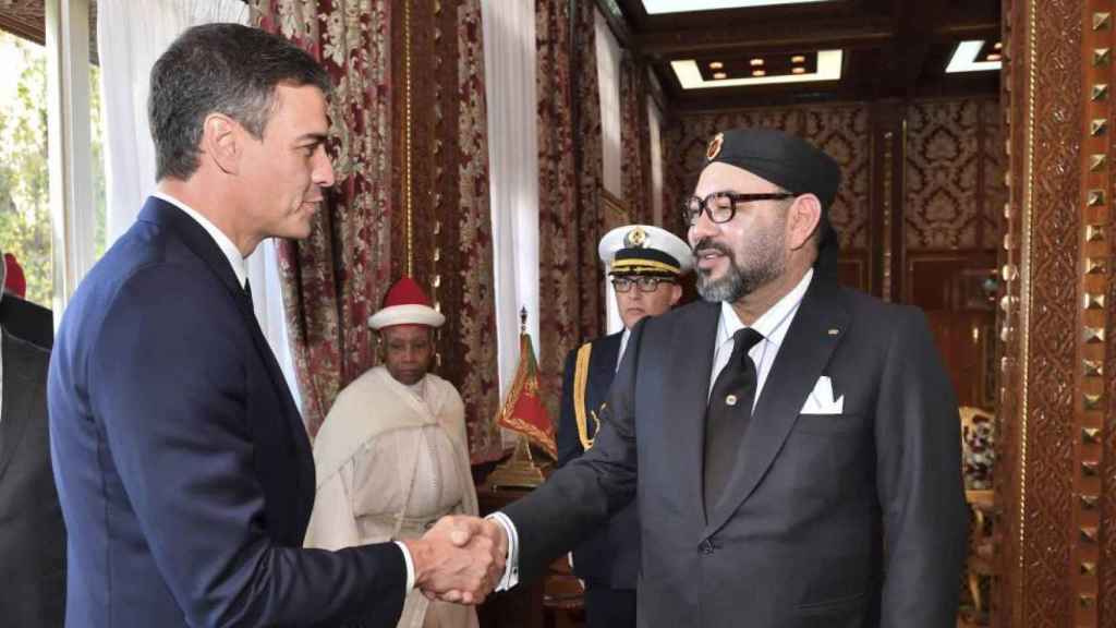 Mohamed VI saluda a Pedro Sánchez, en un encuentro celebrado en 2018 en Rabat.