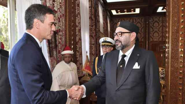 Mohamed VI, saluda a Pedro Sánchez en su primer encuentro como presidente del Gobierno, en noviembre de 2018.