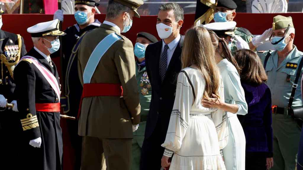 Pedro Sánchez, presidente del Gobierno, saluda a Felipe VI, la Reina Letizia y la Infanta Sofía en el 12-O.
