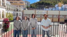 Las alumnas con su profesor.