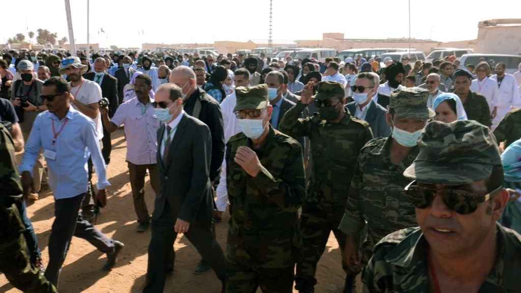 El líder del Frente Polisario, Brahim Ghali, visita el campo de refugiados de Dakhla.