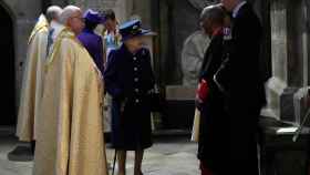 La reina Isabel II de Inglaterra usando bastón en la abadía de Westminster.
