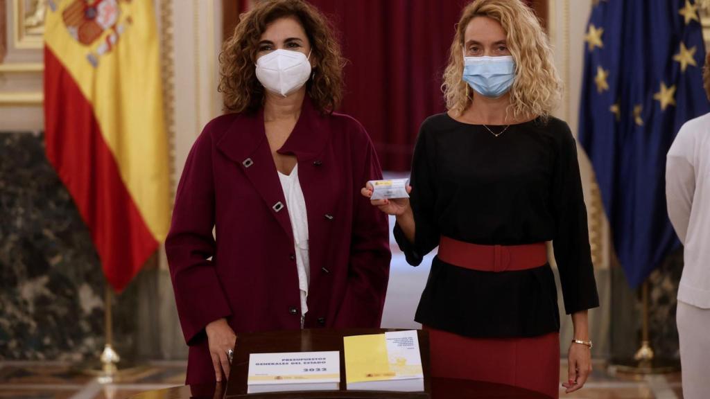 María Jesús Montero y la presidenta del Congreso, Meritxell Batet.