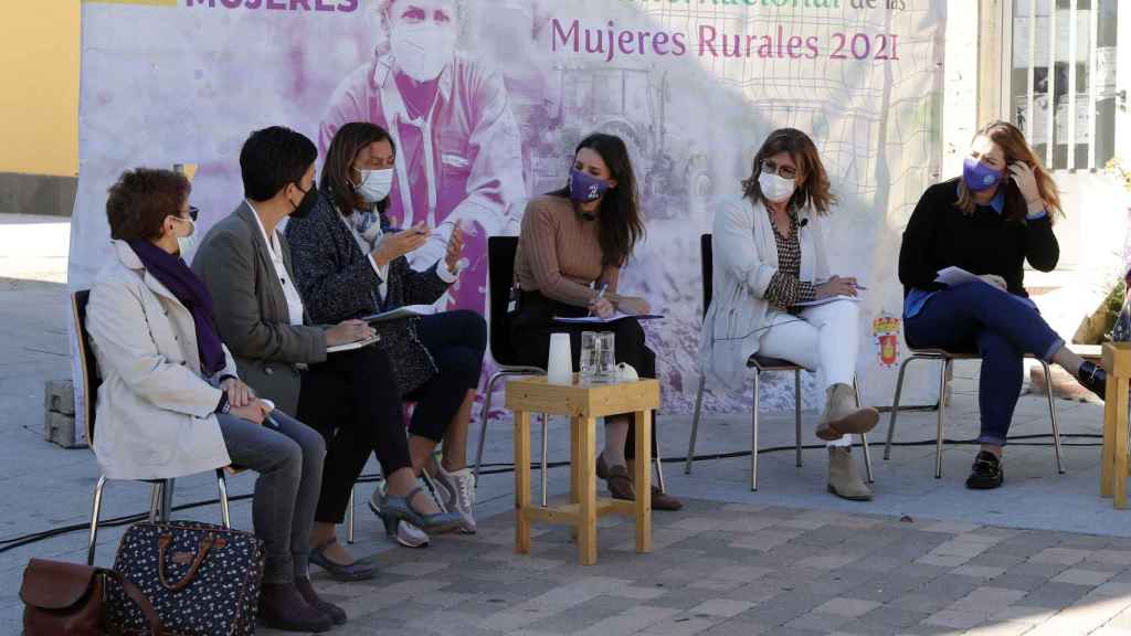 La directora del Instituto de las Mujeres, Toni Morillas (2i); la ministra de Igualdad, Irene Montero (4i), y la secretaria de Estado de Igualdad y Contra la Violencia de Género, Ángela Rodríguez (1d), durante el acto por el Día Internacional de las Mujeres Rurales, a 13 de octubre de 2021, en San Pelayo, Valladolid, (España).