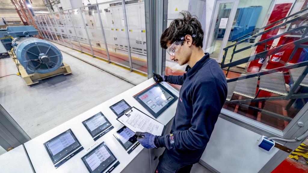 Sala de control de la plataforma de ensayos del e-Motion Center de ABB