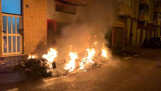 Incendio de varios vehículos en la calle Virgen de Montserrate (Alicante).