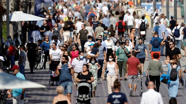 Paseo de la playa de la Malvarrosa atestado de gente en el último día del puente del Pilar.