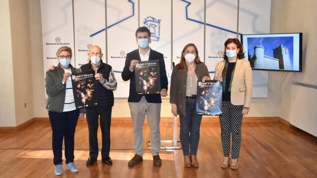 El diputado, David Esteban, junto a la alcaldesa de Torrelobatón, Natividad Casares, y los participantes en la presentación