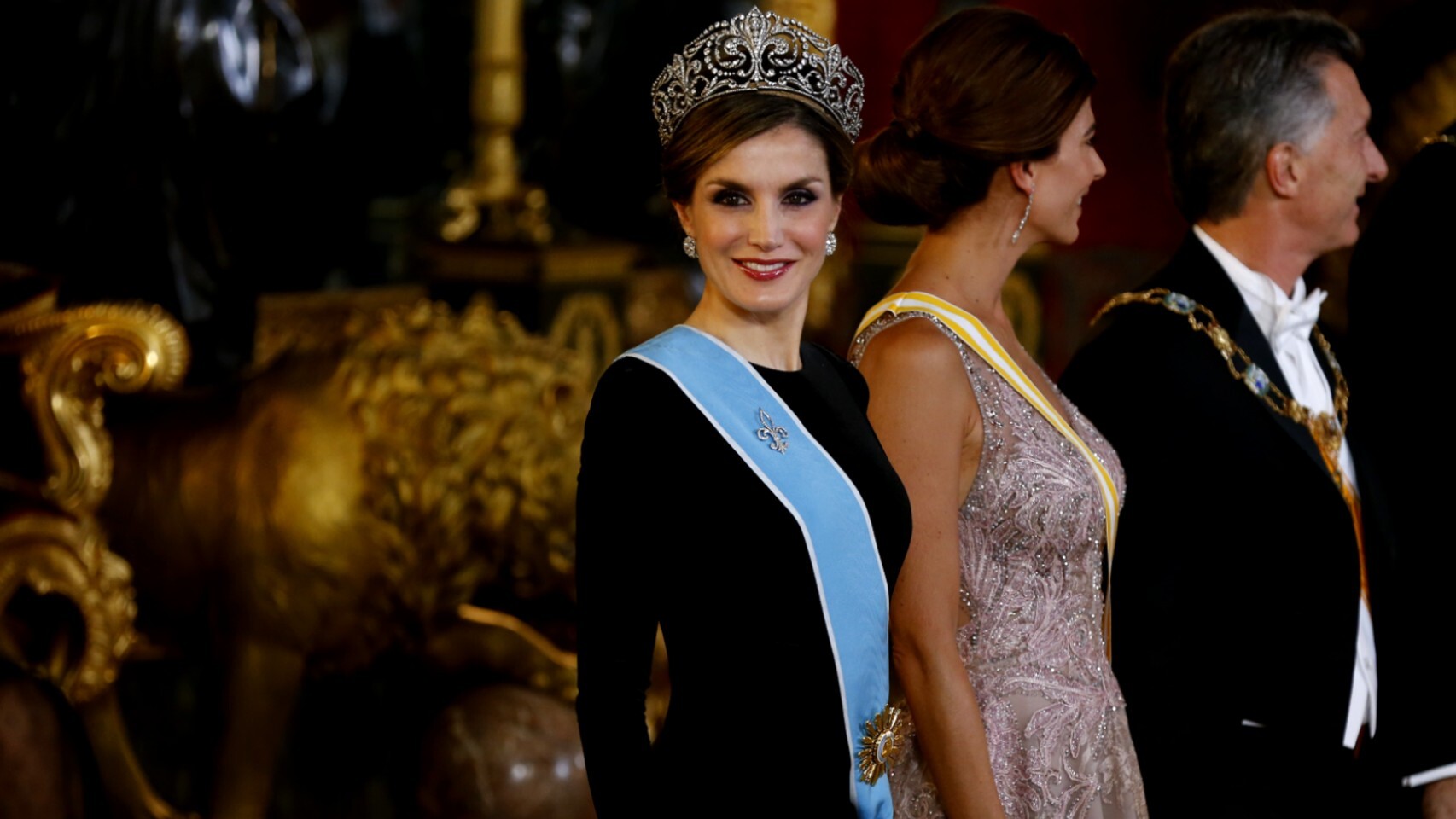 La reina Letizia con uno de sus Felipe Varela más aplaudidos.