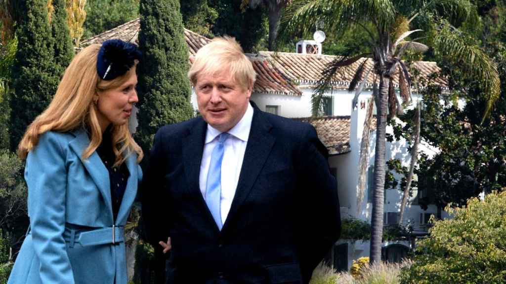 Boris Johnson y Carrie Symonds en un montaje de Jaleos.