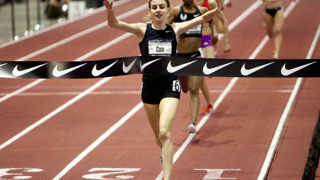 Mary Cain cruzando la meta con el logo de Nike