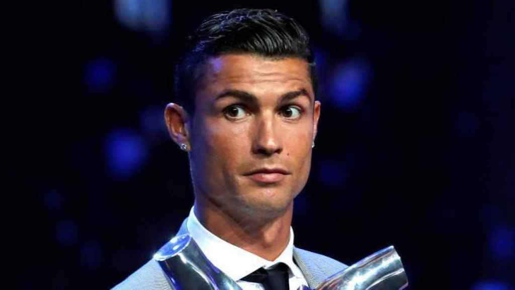Cristiano Ronaldo, en traje durante una gala de fútbol
