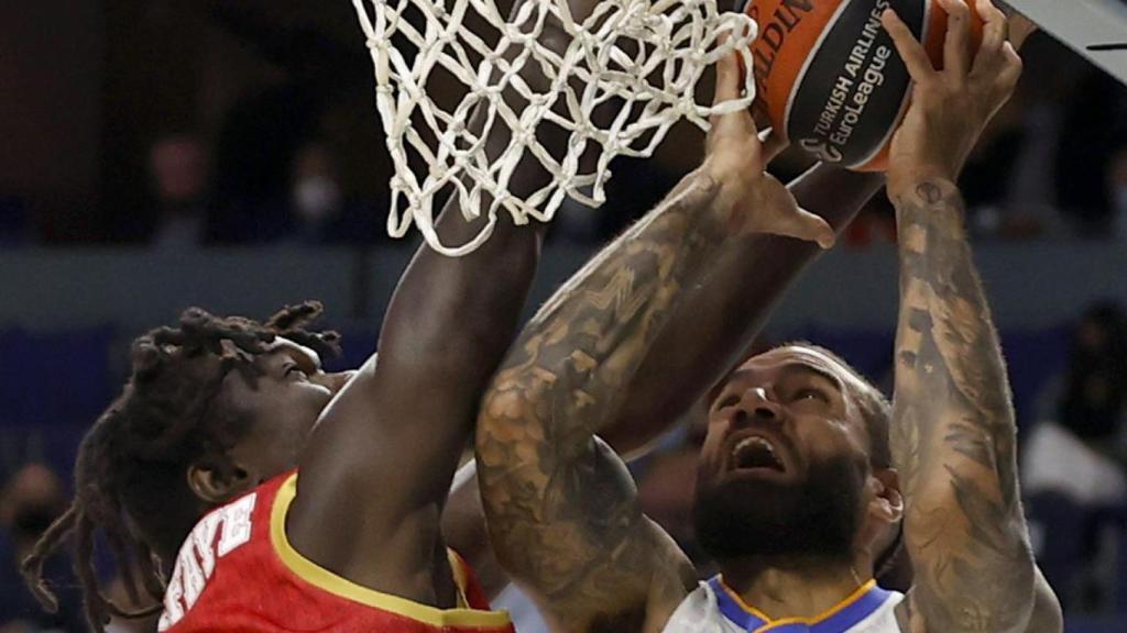 Jeffery Taylor ante Ibrahima Faye, en el Real Madrid de Baloncesto - AS Mónaco de la Euroliga 2021/2022