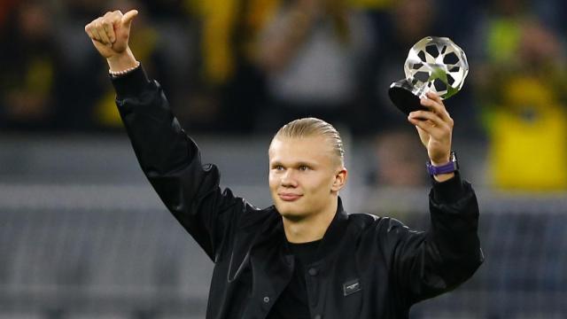 Erling Haaland recibiendo un premio de la UEFA antes de un partido de Champions