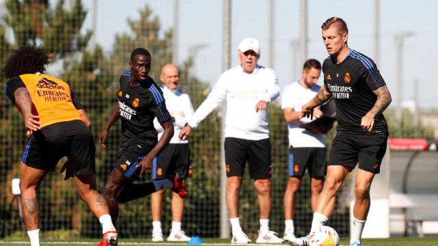 Marcelo, Ferland Mendy, Carlo Ancelotti y Toni Kroos, durante un entrenamiento del Real Madrid