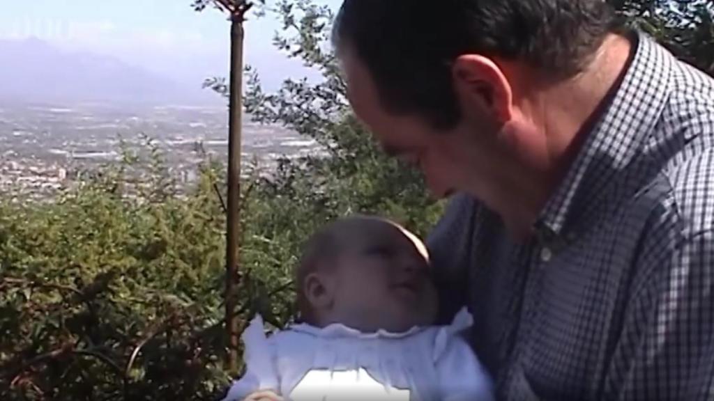 José Bono con su hija Sofía en brazos poco después de ser adoptada.