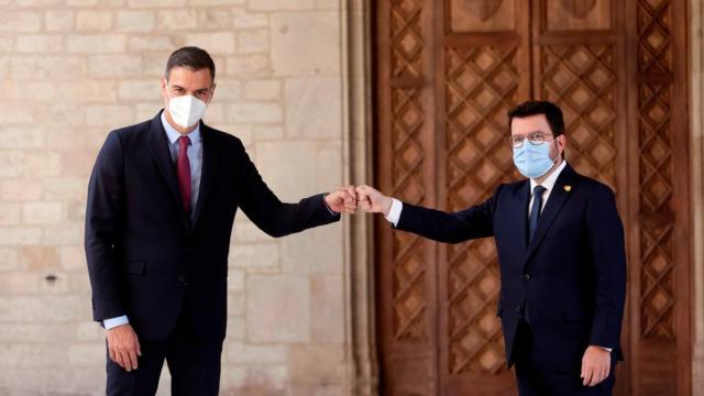 Pedro Sánchez y Pere Aragonés se saludan antes de la última sesión de la mesa de diálogo.