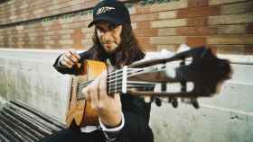 El Almir posa junto a su guitarra española y una gorra de 007.