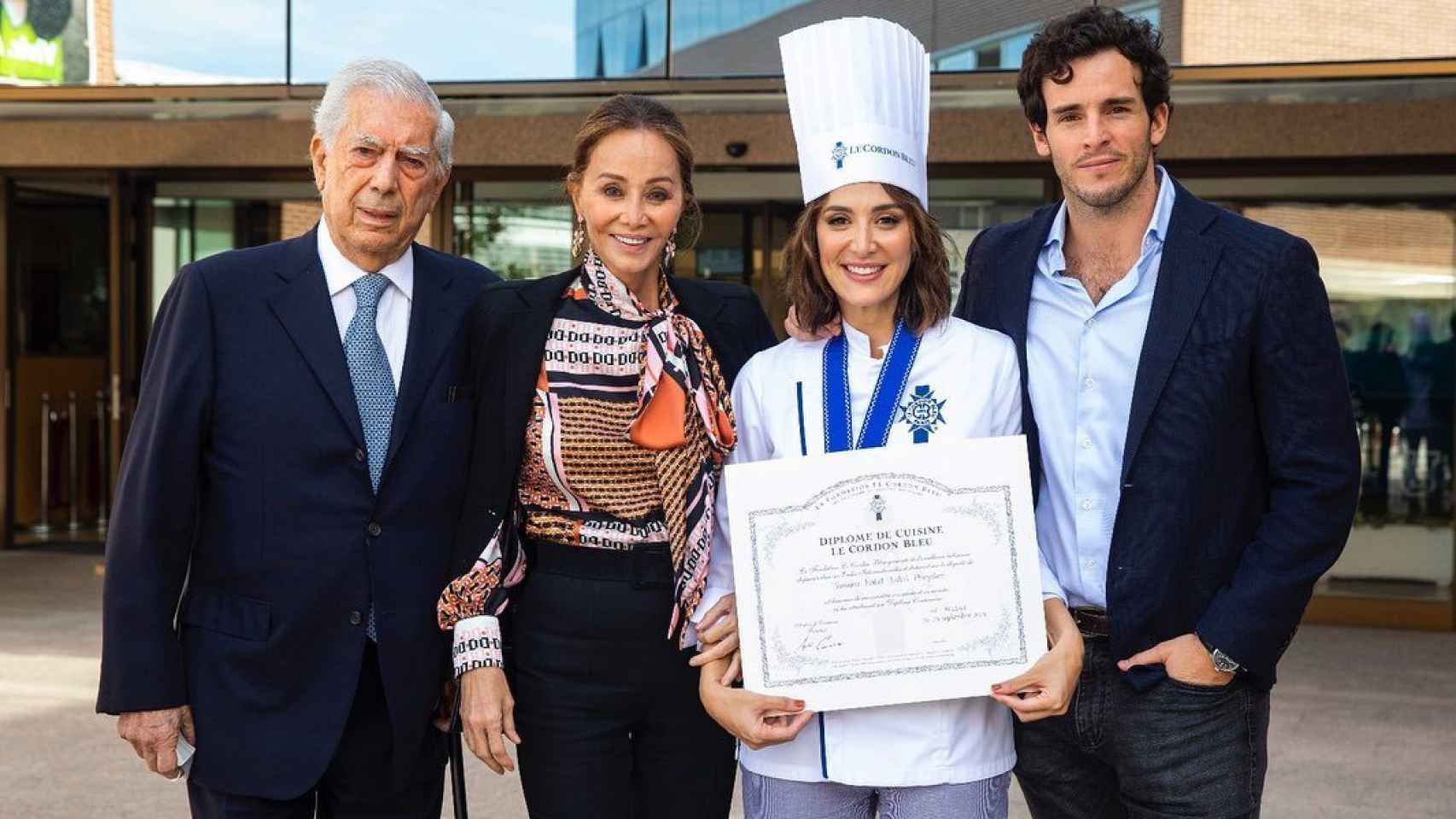 Tamara se graduó en la prestigiosa escuela de cocina Le Cordon Bleu, evento al que acudió su madre, Mario Vargas Llosa e Íñigo Onieva, novio de la diseñadora.