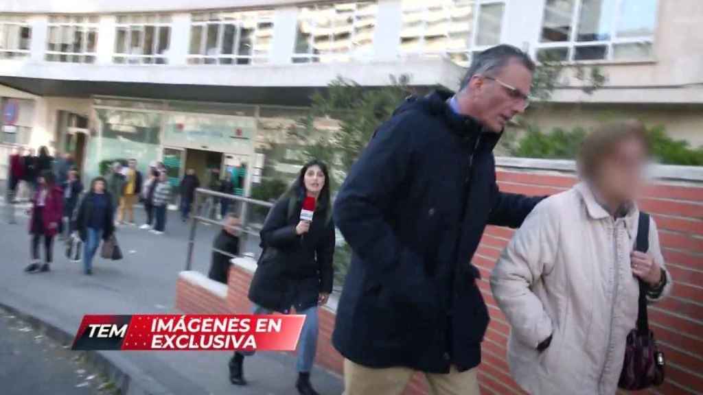 El secretario general de Vox, con su madre, en Madrid.