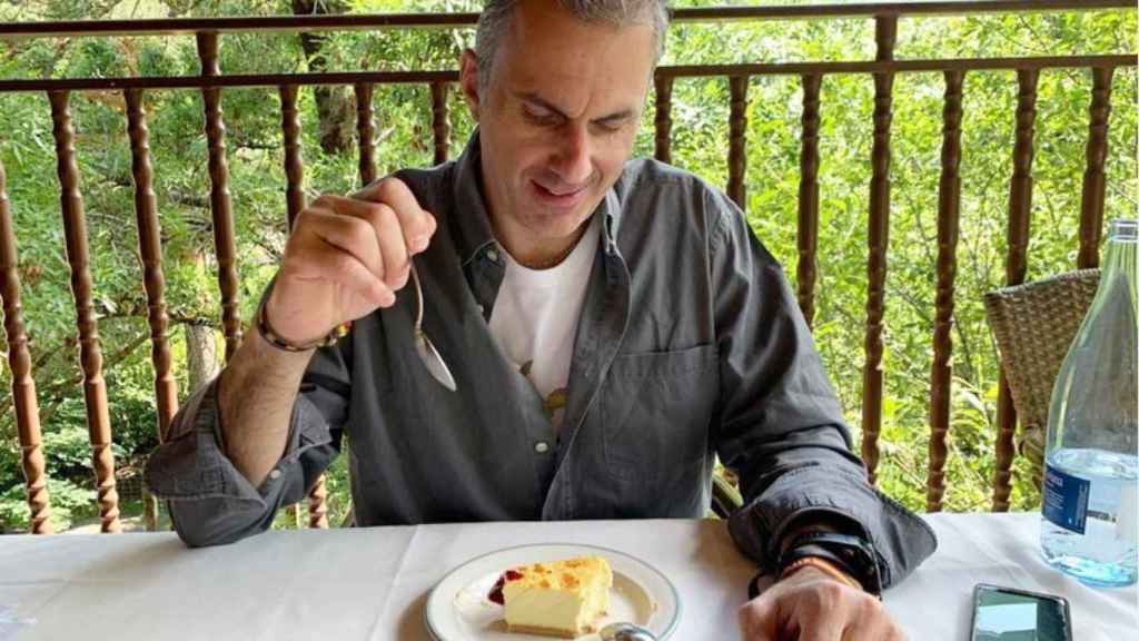 El secretario general de Vox, Javier Ortega Smith, comiendo una tarta.