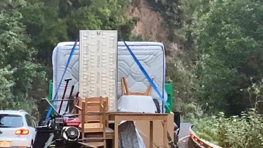 Un camión que transportaba lo que los vecinos sacaban de sus casas.