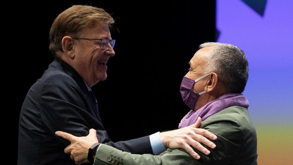Ximo Puig y Pepe Álvarez, durante el congreso del sindicato. EE
