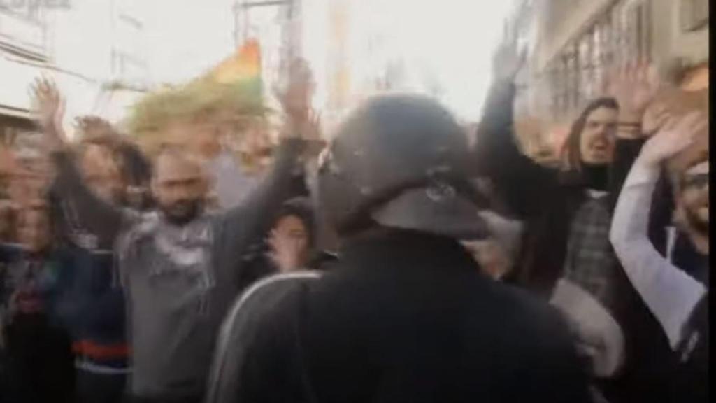 Fotograma de la situación de Rodríguez frente a los antidisturbios./