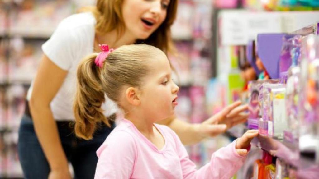 Los jugueteros de Alicante temen quedarse sin stock esta Navidad por la crisis de las materias primas