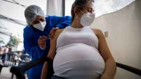 Una embarazada y una enfermera.