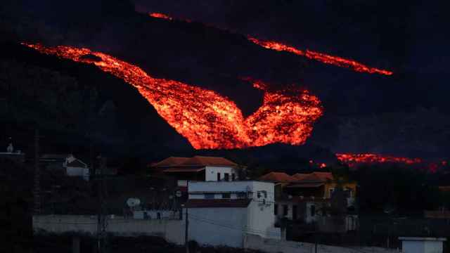 La lava del volcán Tajogaite cercana a varias casas en Los Llanos de Aridane.