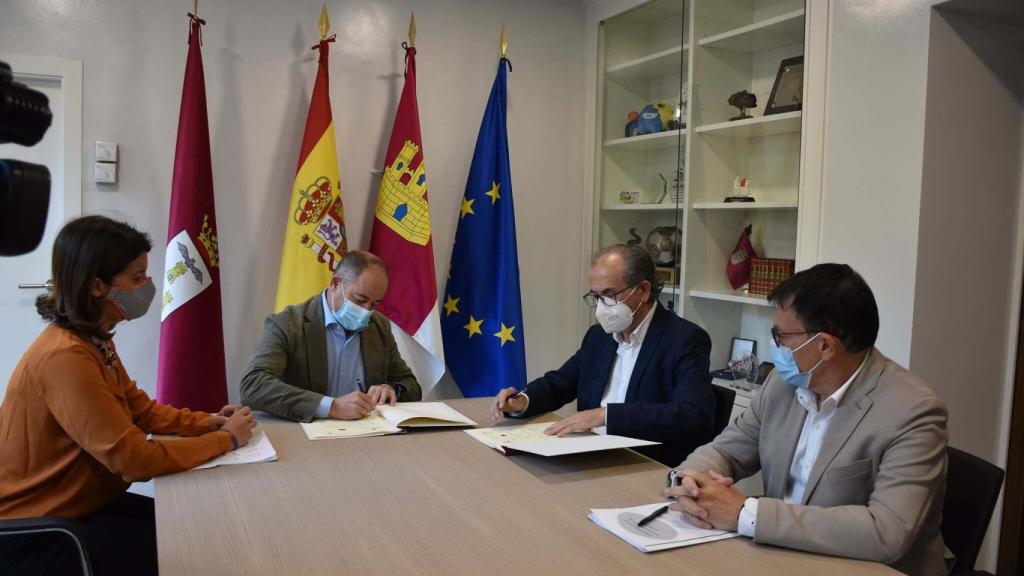 Firma del convenio entre el Ayuntamiento de Albacete y el Centro Integrado de Formación Profesional de Aguas Nuevas