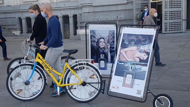 El Grupo Municipal Socialista, con Mar Espinar a la cabeza, pone en marcha la campaña publicitaria fake 'Eau de Almeida, el aroma de tu ciudad'.