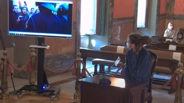 Alberto Rodríguez observa durante el juicio los videos del enfrentamiento con la Policía./