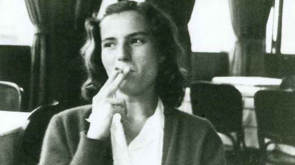 Carmen Laforet, fumando un cigarro de joven.