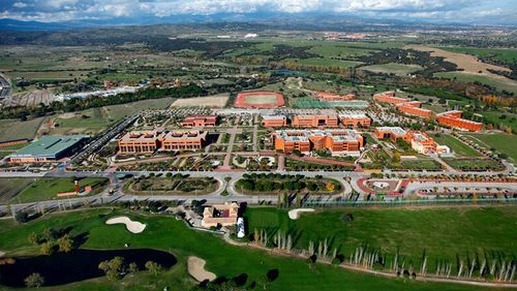 Universidad de Málaga on X: Tras su inauguración, en el hall del