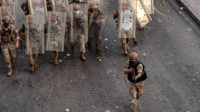 Soldados de Líbano durante una protesta en Beirut.