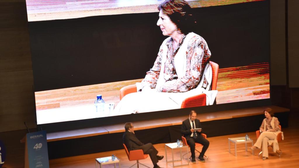 Emilio Ontiveros, presidente de AFI, y Elena Herrero, presidente consejera delegada de HP para España y Portugal, en un momento de la ponencia.