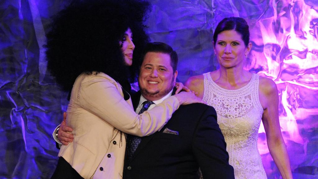 Cher, su hijo, Chaz Bono, y de fondo, Mary Bono.