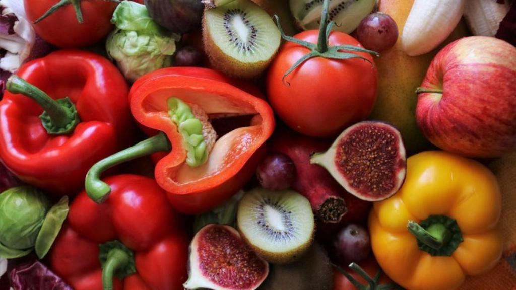 Kirá Miro consume frutas y verduras que compra, cada lunes, a un camión cerca de su casa.