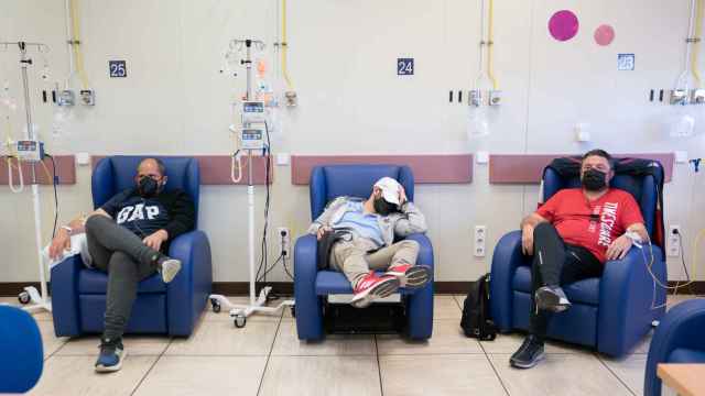 Un grupo de pacientes reciben quimioterapia en el Hospital Universitario de La Paz.