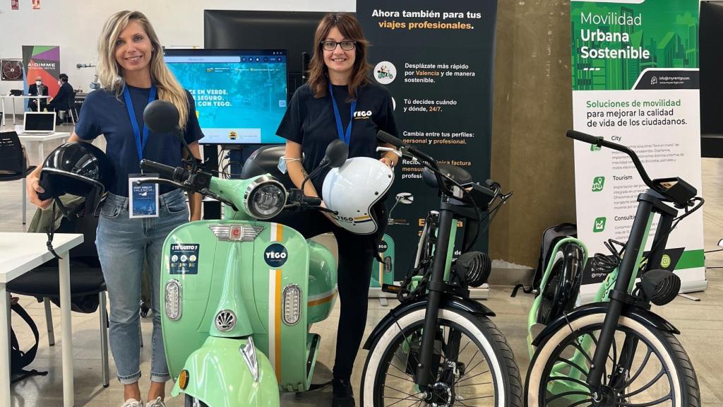 Cristina Nicoli, Business Development Specialist, y Roberta Lo Porto, Communications Manager, de Yego en su estand en el evento.