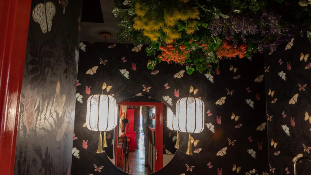 Techo del baño del Madame Butterfly.