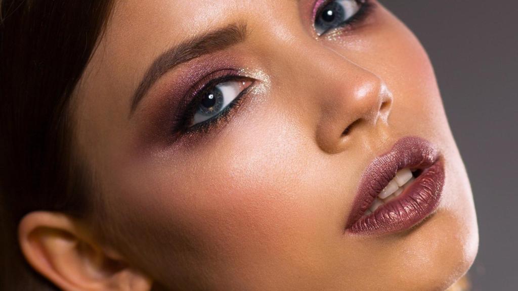 Primer plano de mujer maquillada.