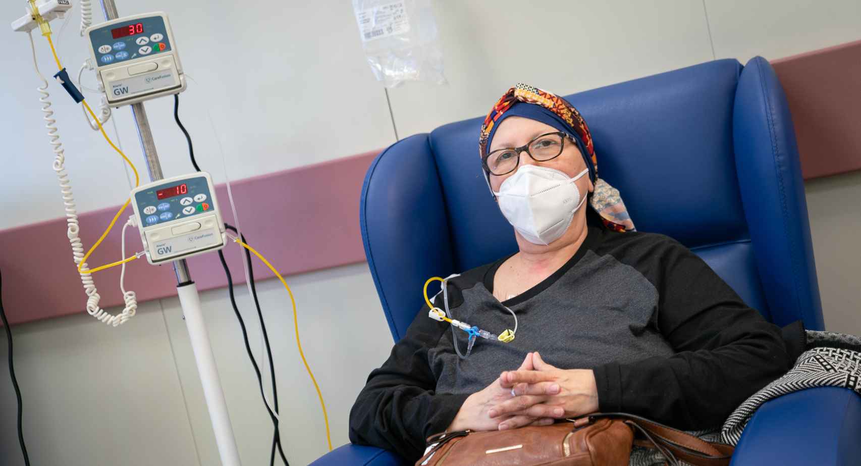 Carmen, en su novena sesión de quimioterapia en el Hospital Universitario de La Paz.