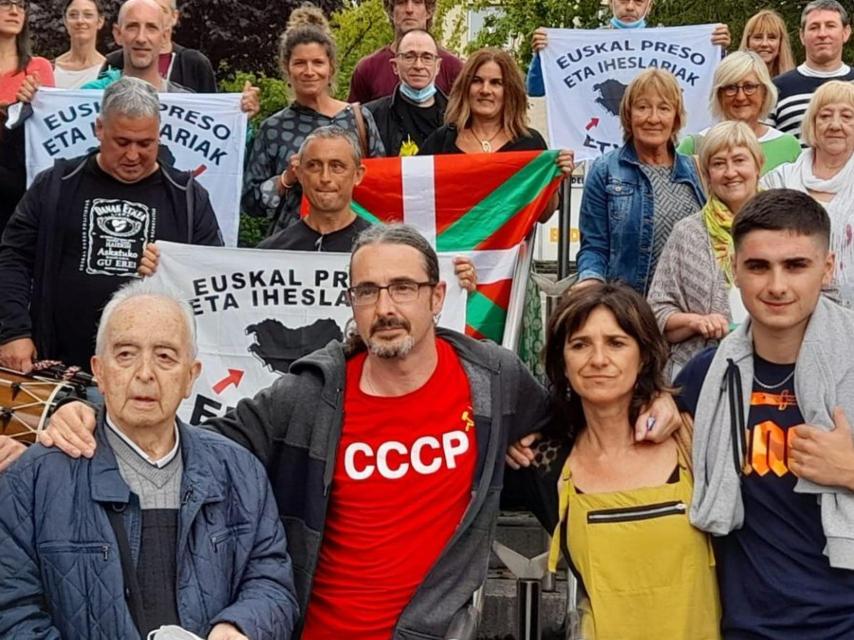 'Ongi etorri' al etarra Agustín Almaraz, en el centro de la imagen con la camiseta de la URSS.