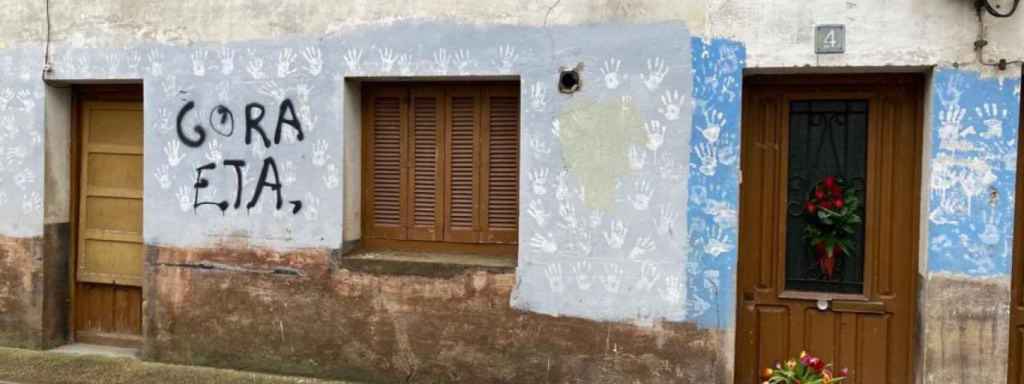 Pintada de 'Gora ETA' en la casa donde mataron a Jesús Ulayar.