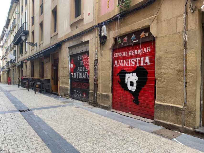 Escaparate pidiendo la amnistía de los etarras en el centro de San Sebastián.