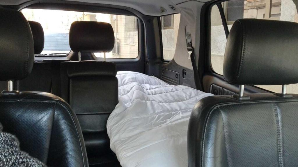 El coche donde tuvo que dormir César tras perderlo todo por la pandemia.